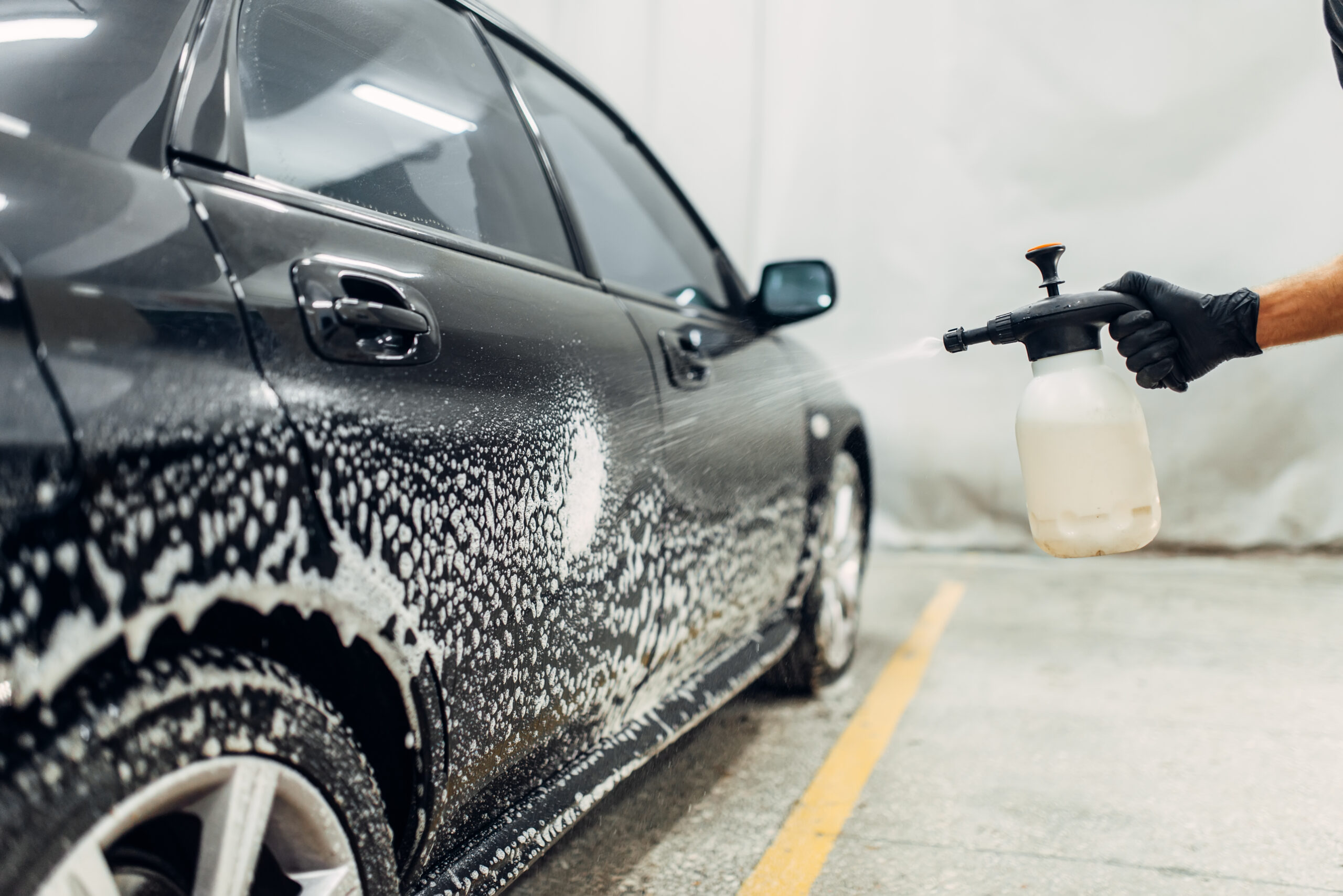 Mobile Car Wash, cleaning the wheels with a special agent